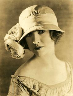 femme au chapeau.jpg