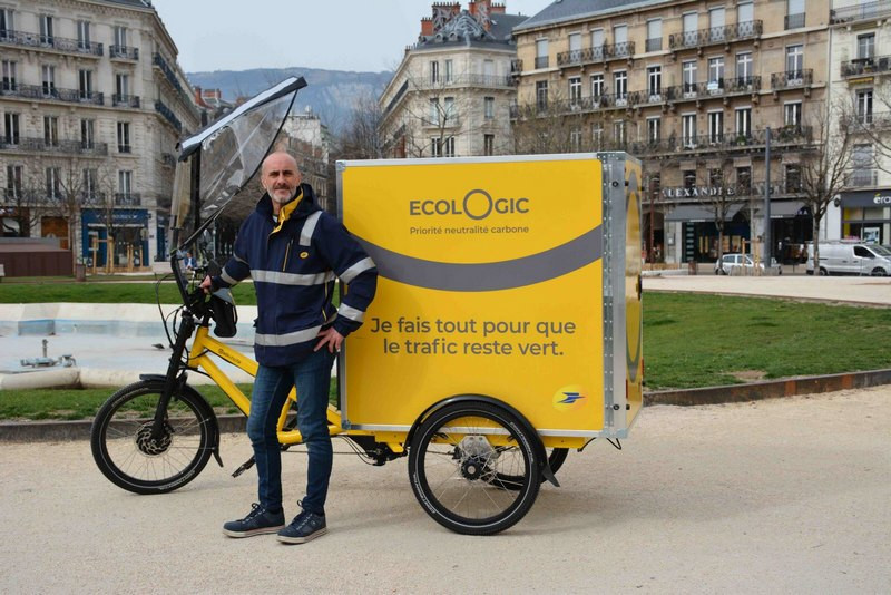 Vélo-cargo la Poste.jpg
